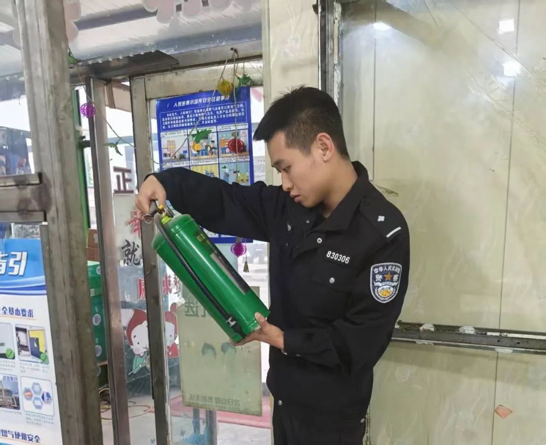 百年五四火炬照亮觉醒路，新时代警徽光芒下的新警有何担当？  第2张