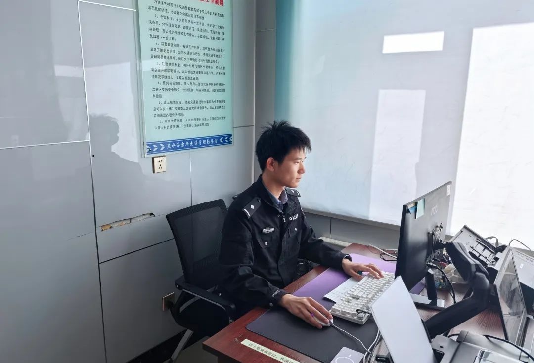 百年五四火炬照亮觉醒路，新时代警徽光芒下的新警有何担当？  第6张