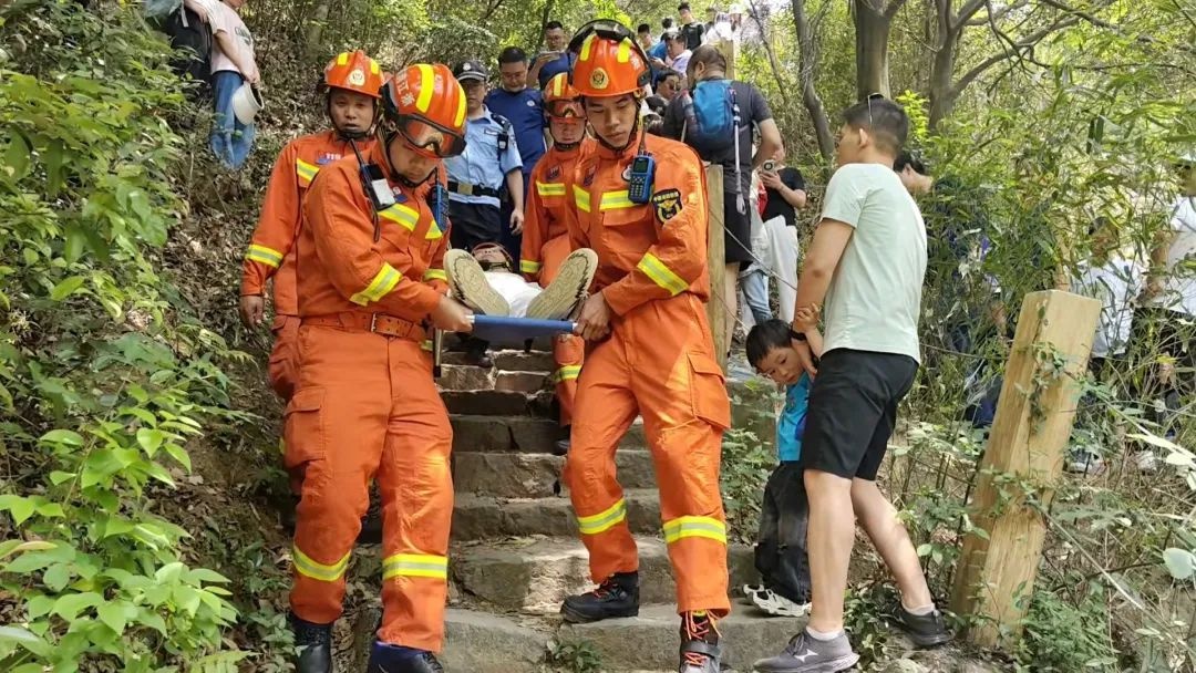 五一假期游客爬栲栳山距山顶仅数米却跌落？幸运捡回一命  第3张