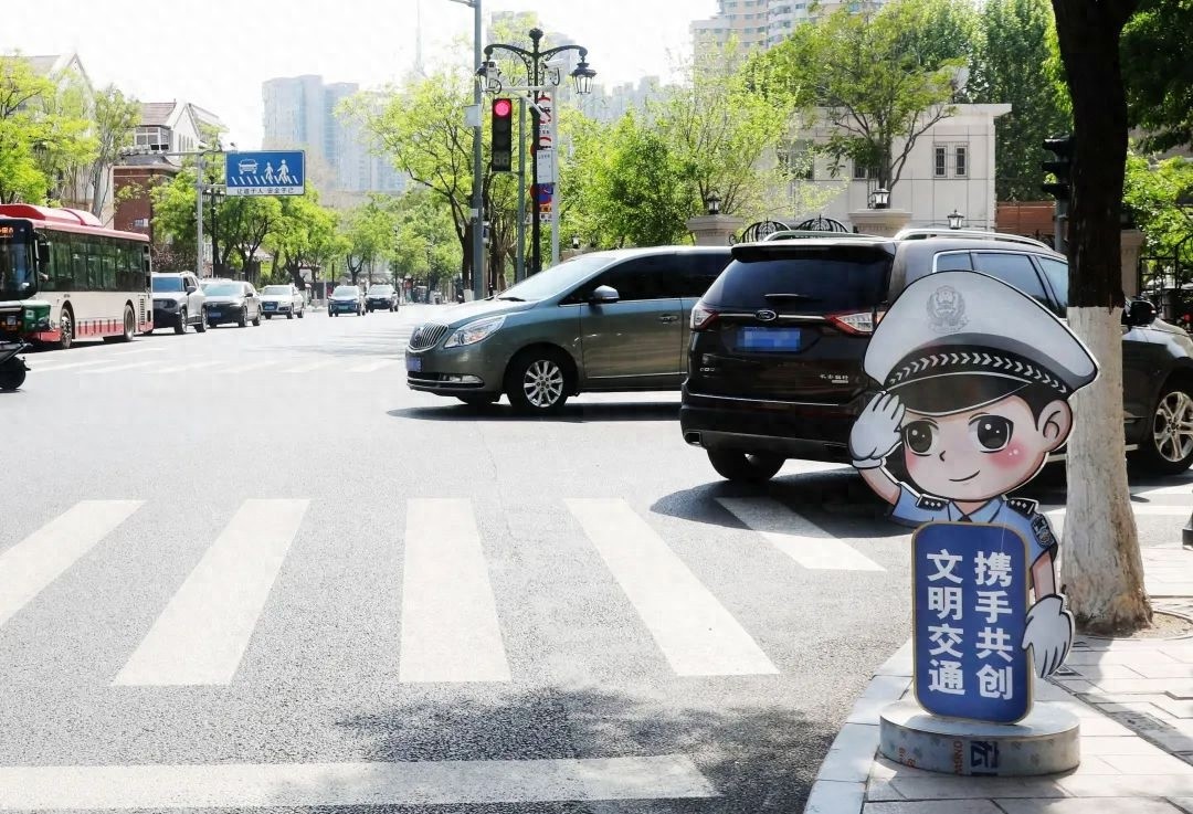 天津五大道惊现卡通小交警？三语执勤，这谁顶得住啊