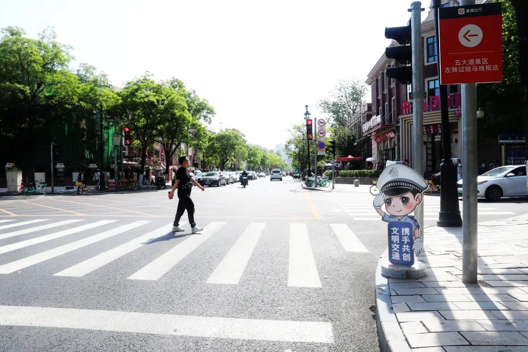 天津五大道惊现卡通小交警？三语执勤，这谁顶得住啊  第2张