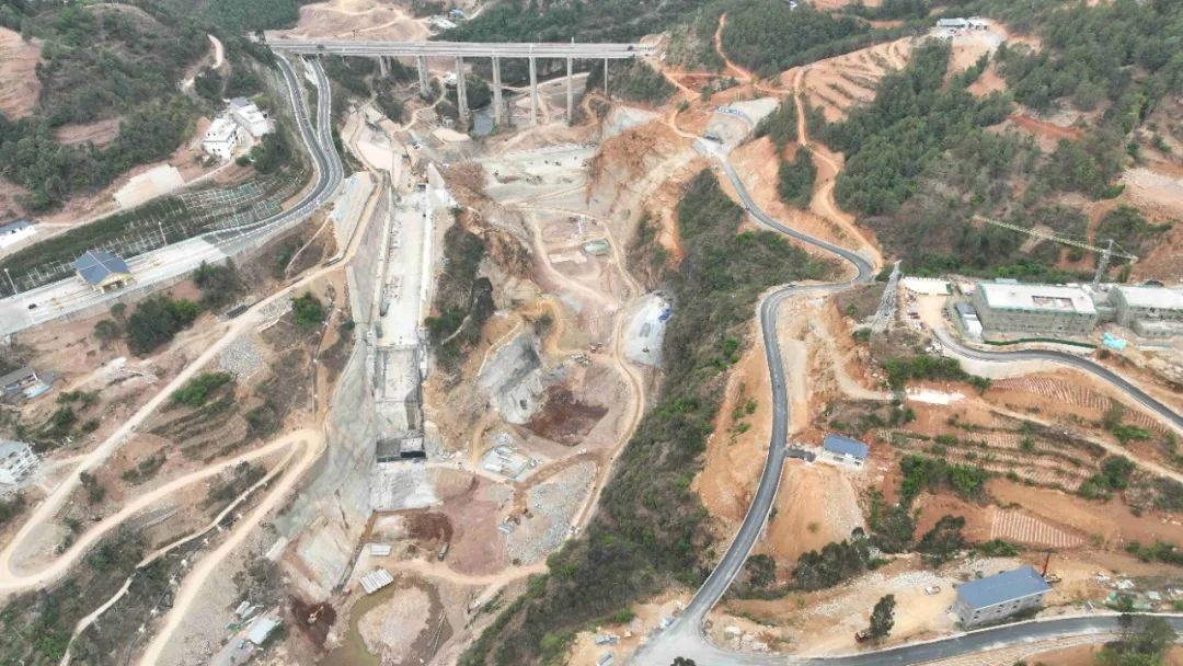 五一别人团聚休闲，这里却热火朝天？会东水库建设者太拼了  第2张