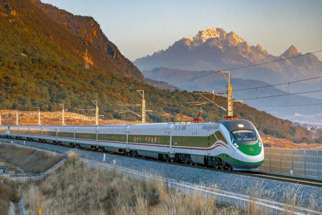 五一旅游热潮！坐着火车游云南环线旅游列车是啥新消费场景？