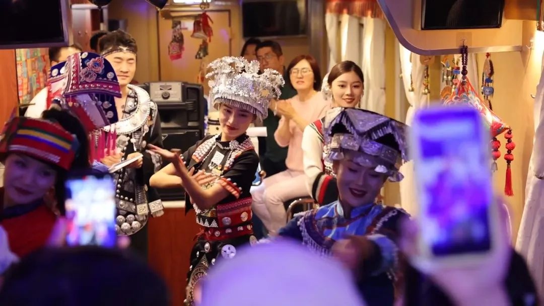五一旅游热潮！坐着火车游云南环线旅游列车是啥新消费场景？  第2张