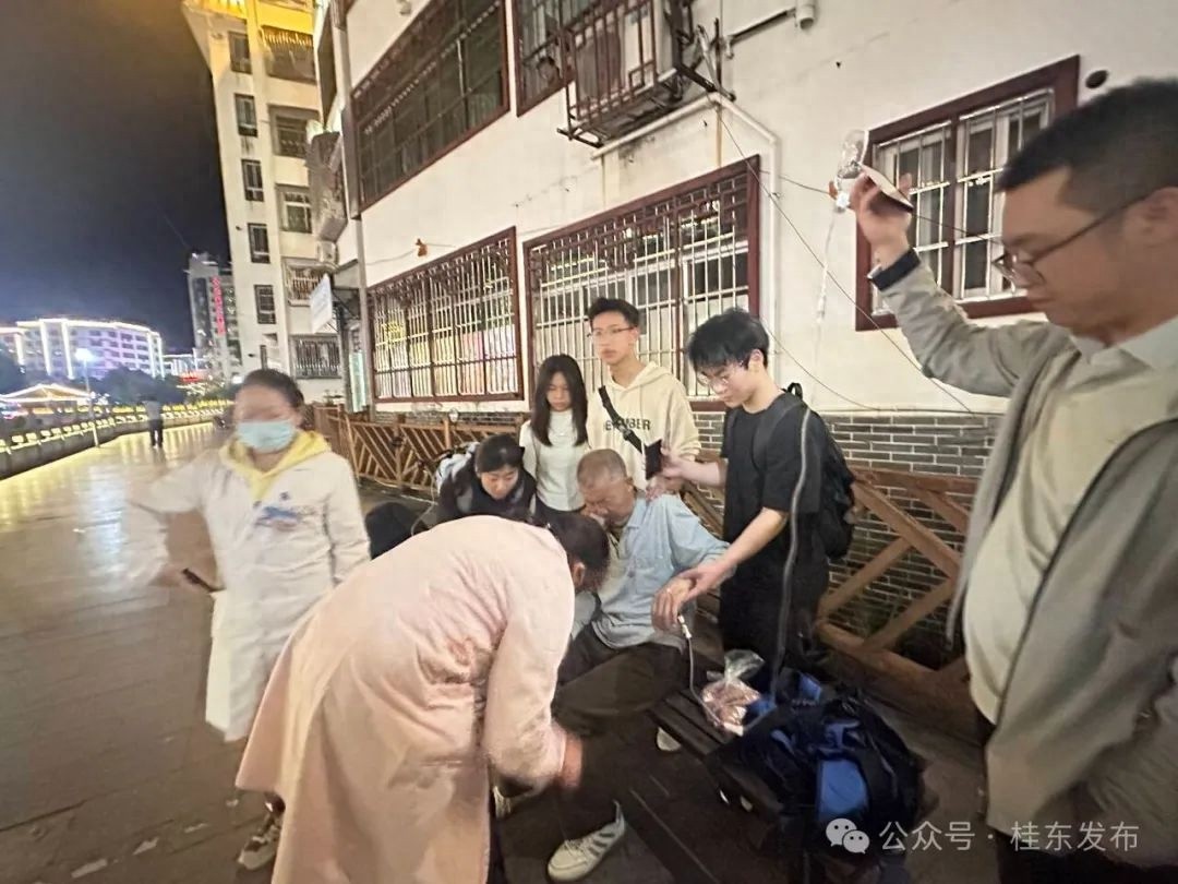 五一桂东街头暖心一幕！中学生勇救老人，扶与不扶的答案是？