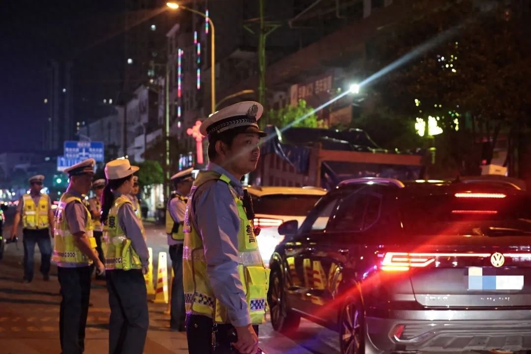 五一别人出游团聚，交警却坚守一线！他们图啥？