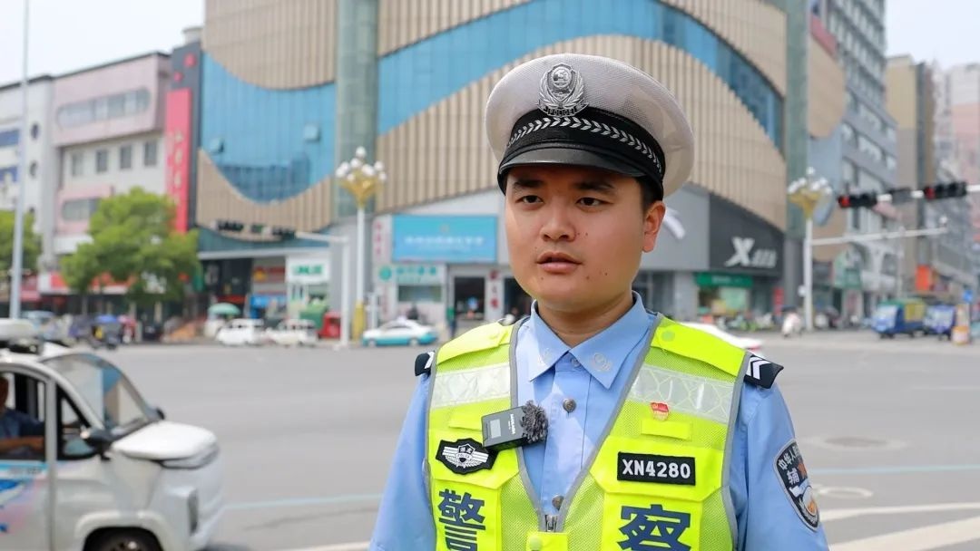五一别人出游团聚，交警却坚守一线！他们图啥？  第2张