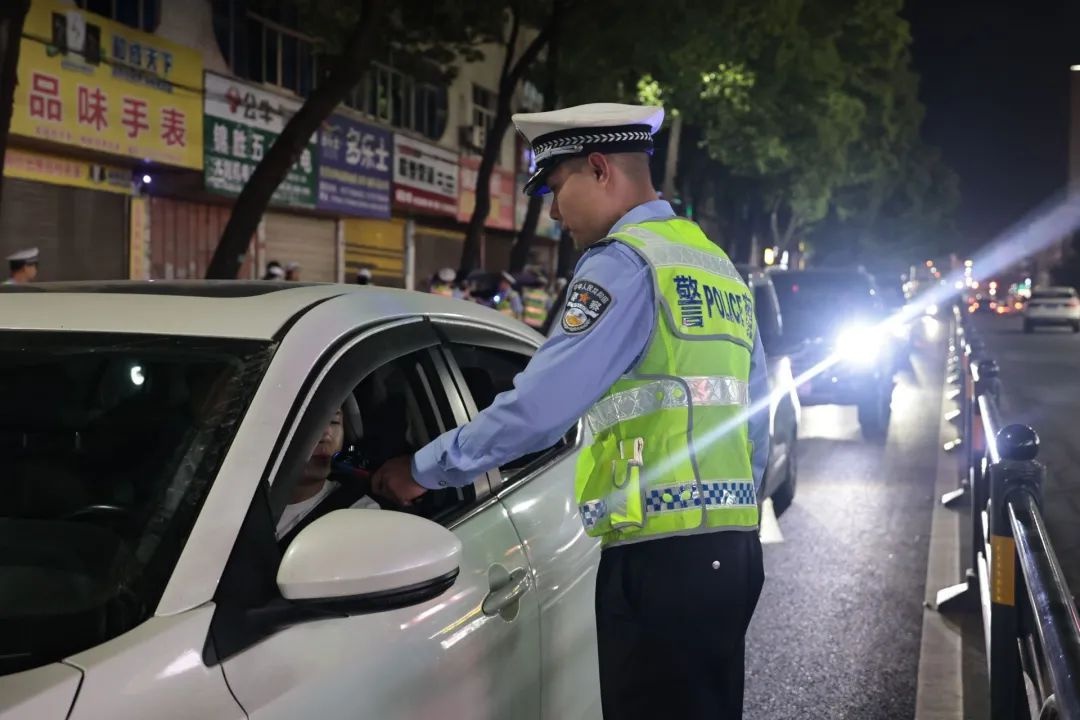 五一别人出游团聚，交警却坚守一线！他们图啥？  第3张