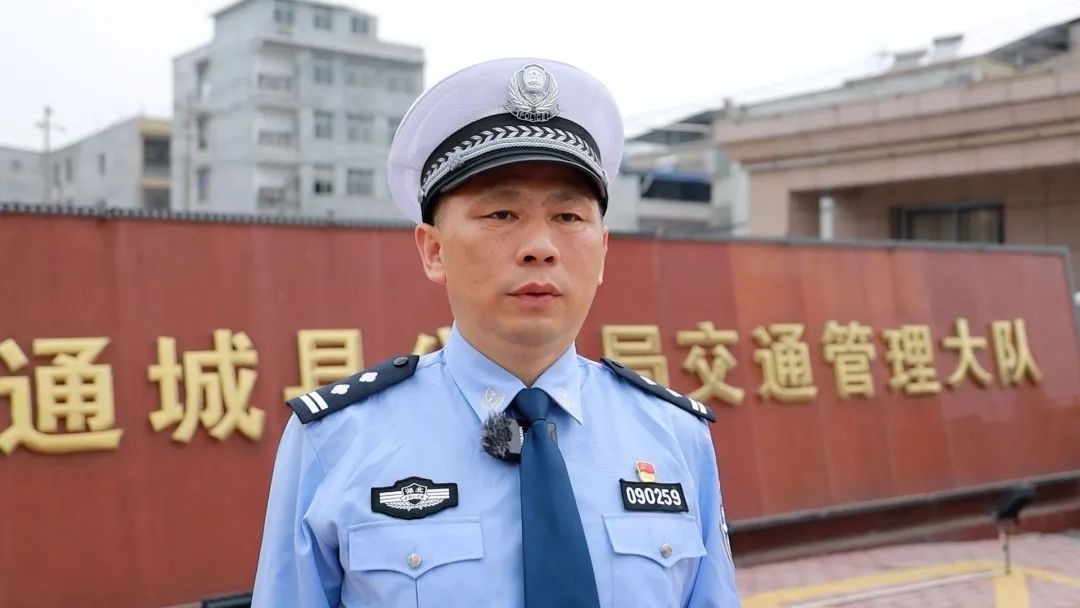 五一别人出游团聚，交警却坚守一线！他们图啥？  第4张