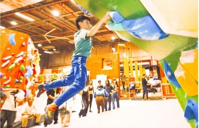 武汉最大室内攀岩馆开业首日客流量破3000！你还没来体验吗？  第1张