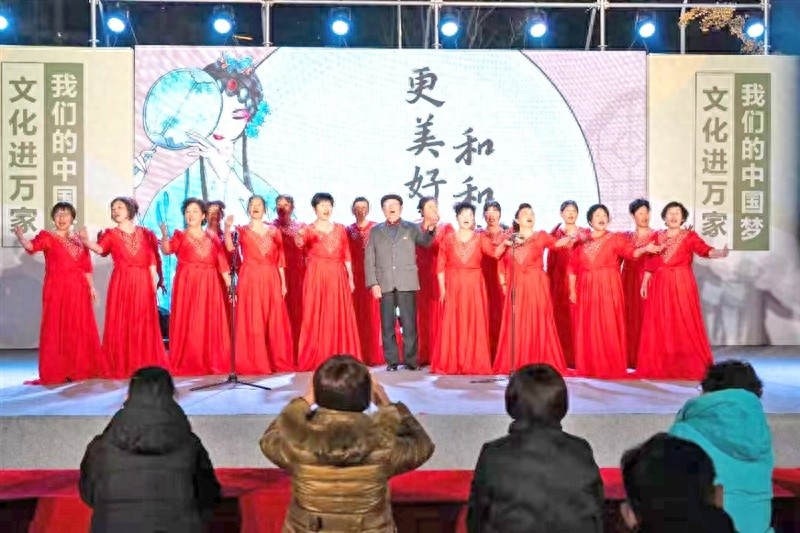 64岁志愿者自创诗歌赞颂奉献精神，社区年会为何如此感人？  第1张