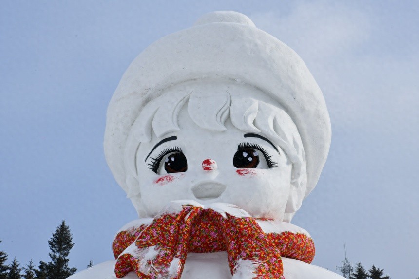 16米大雪人惊艳亮相！雪乡为何用冻柿子寓意事事如意？  第1张