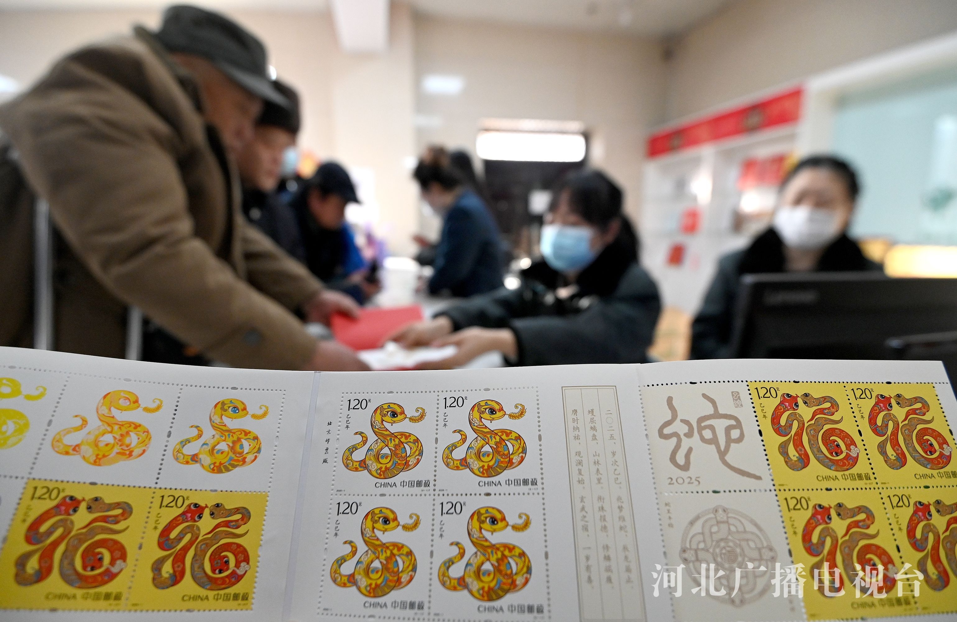 乙巳年特种邮票惊艳亮相！蛇年邮票如何巧妙融合敦煌壁画与民俗智慧？  第3张