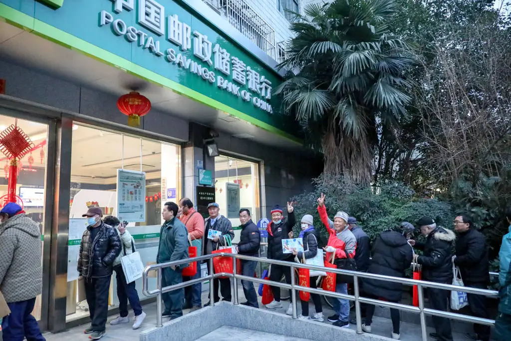 2025年蛇年邮票首发！邮迷为何提前两天通宵排队？  第1张