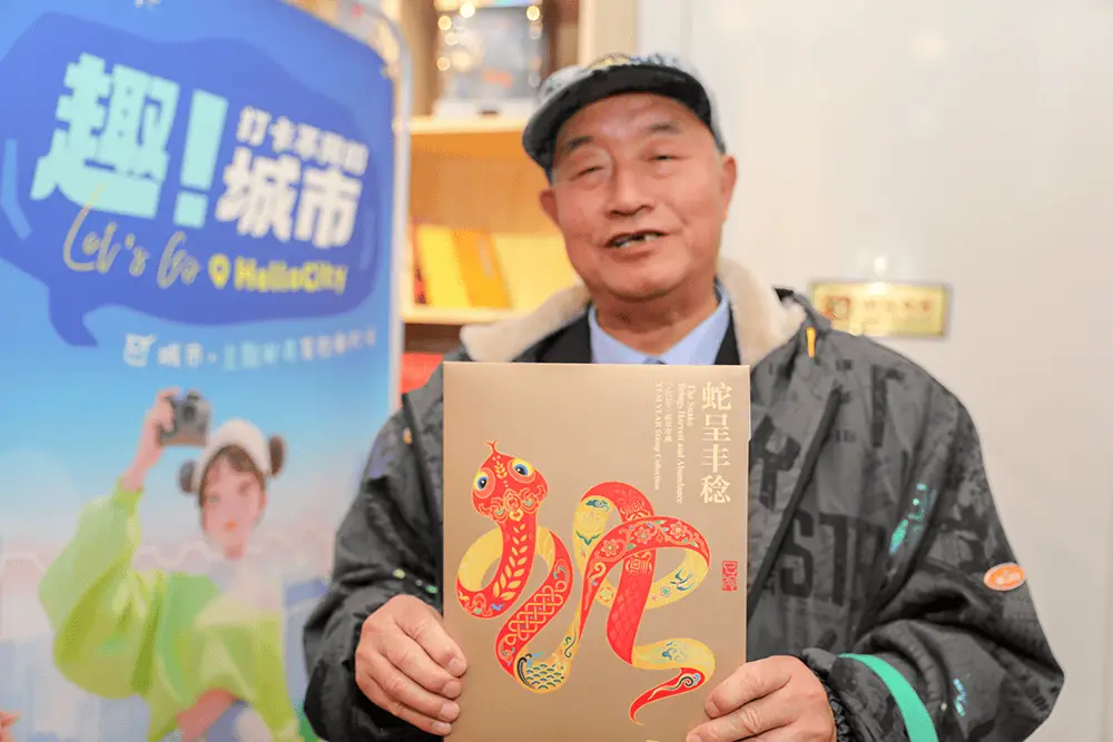2025年蛇年邮票首发！邮迷为何提前两天通宵排队？  第3张