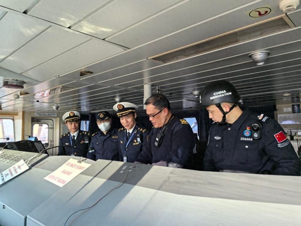 青岛海事局联合黄岛海关、边检站首单运行船舶联合登临系统，高效通关新时代来临