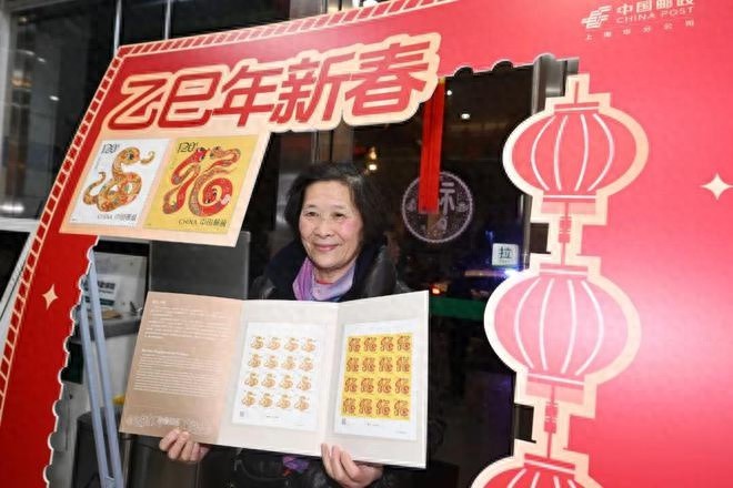 44年集邮老伯凌晨5点排队，只为抓住本命年的吉祥好运！你还在等什么？