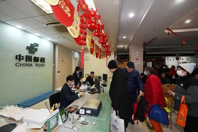 44年集邮老伯凌晨5点排队，只为抓住本命年的吉祥好运！你还在等什么？  第3张