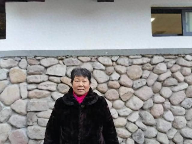 她三度冲进火场救下不和邻居，化解三辈恩怨！危急时刻，她为何选择以命相救？  第1张