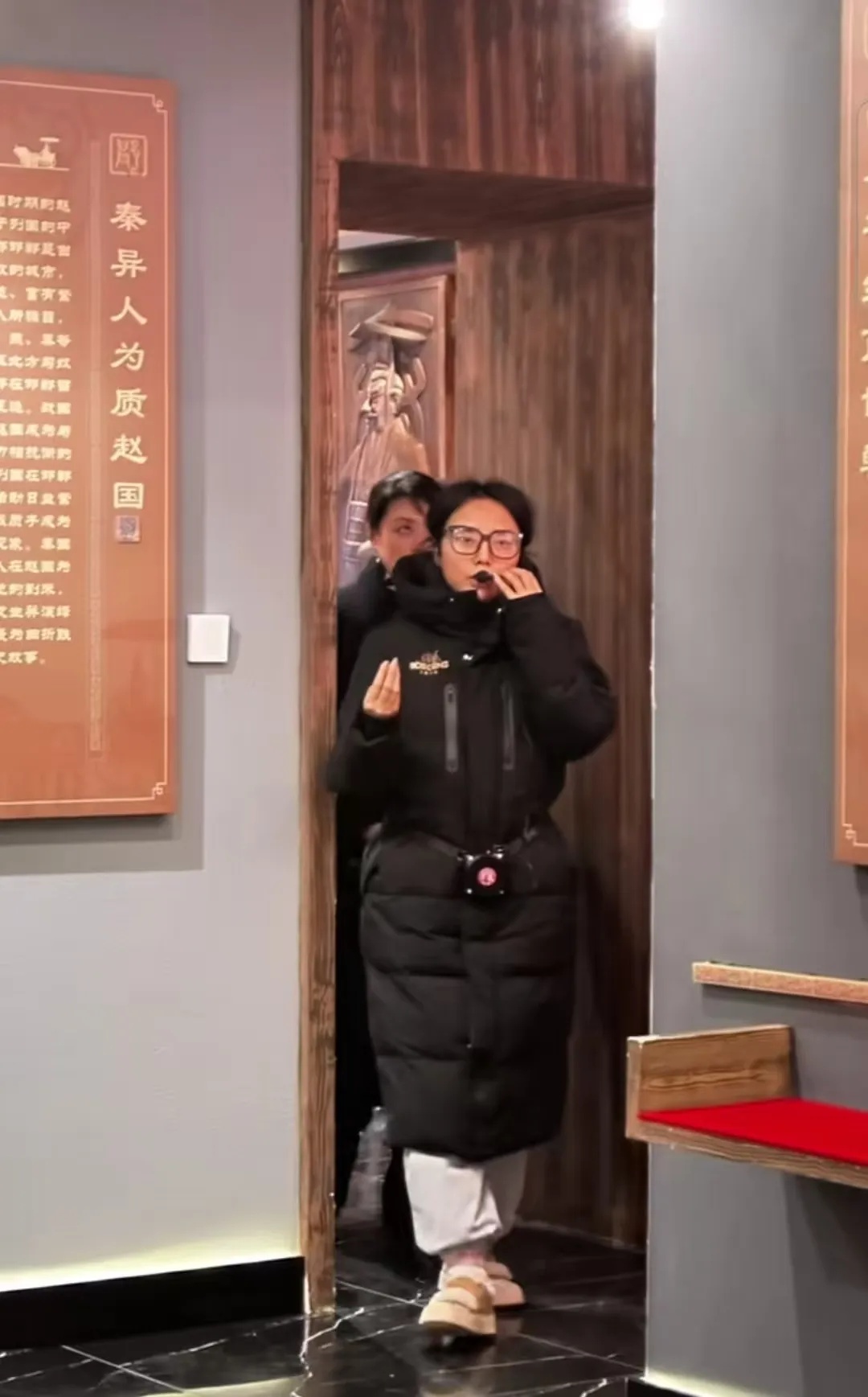 鸡窝头讲解员意外走红！周涛身旁的她为何成为焦点？  第2张