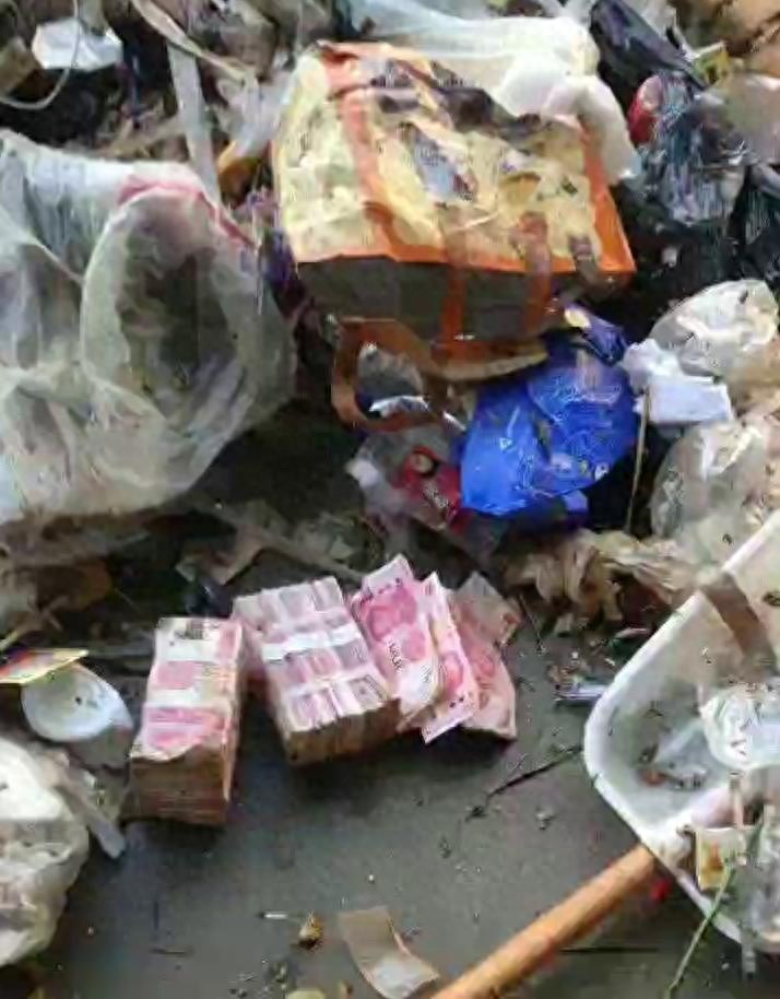 23万现金当垃圾扔掉？7名环卫工人翻遍4吨垃圾，结局令人  第1张