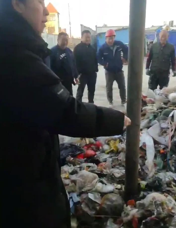 23万现金当垃圾扔掉？7名环卫工人翻遍4吨垃圾，结局令人  第4张
