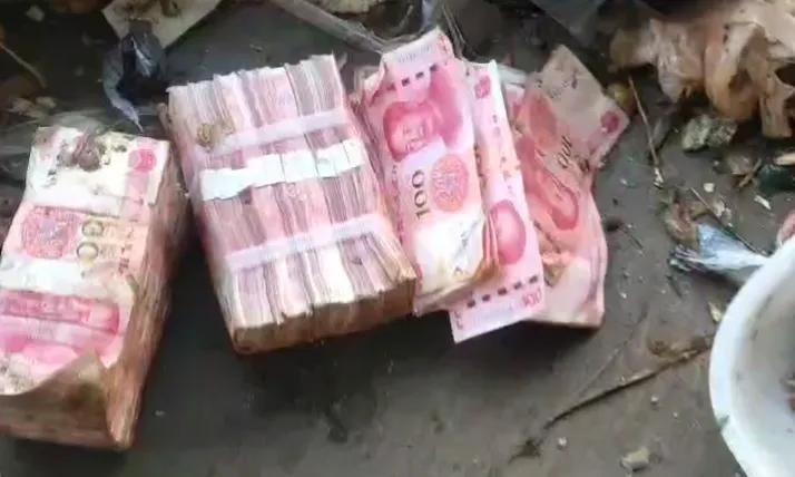 23万现金当垃圾扔掉？7名环卫工人翻遍4吨垃圾，结局令人  第8张