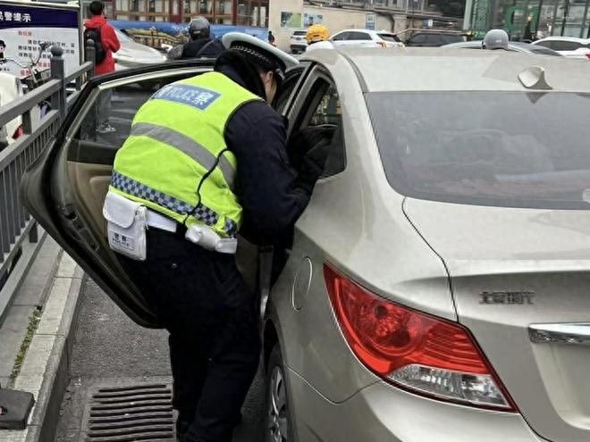 交警化身生命守护神！黄女士突发心脏病，彭桐如何与时间赛跑救她一命？