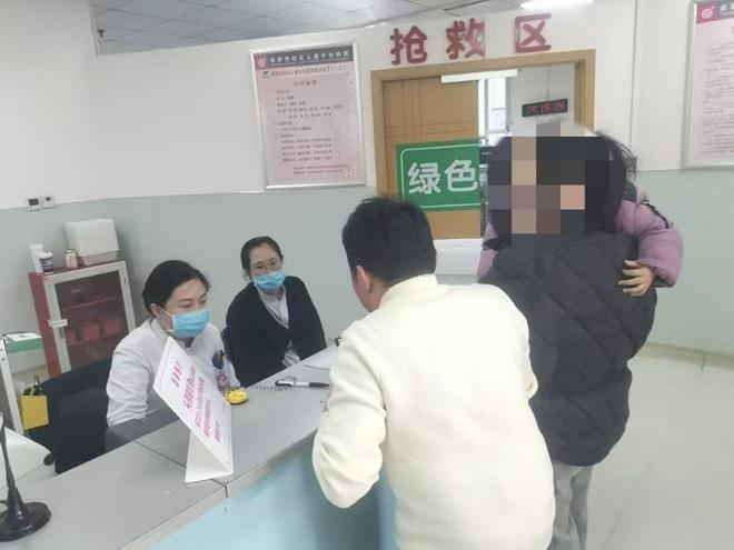 交警化身生命守护神！黄女士突发心脏病，彭桐如何与时间赛跑救她一命？  第2张