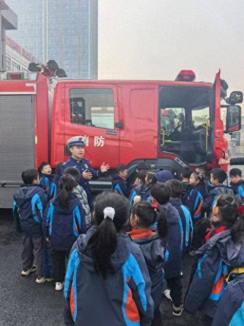长沙小学生探秘消防队，这些‘变形金刚’装备你见过吗？