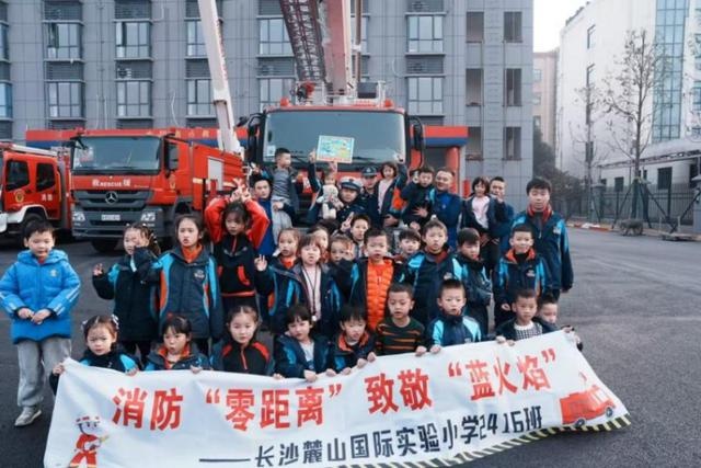 长沙小学生探秘消防队，这些‘变形金刚’装备你见过吗？  第3张