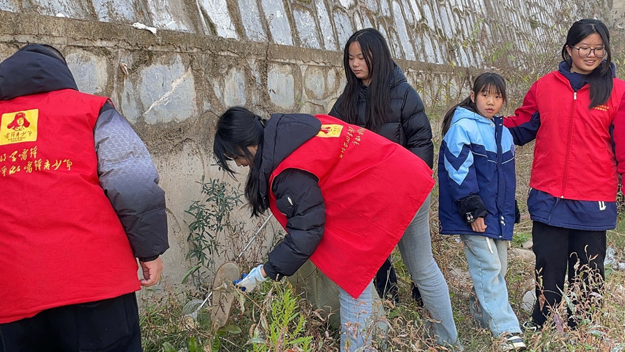 河边垃圾成山，一只鸟儿的呼唤竟让这位少年泪流满面