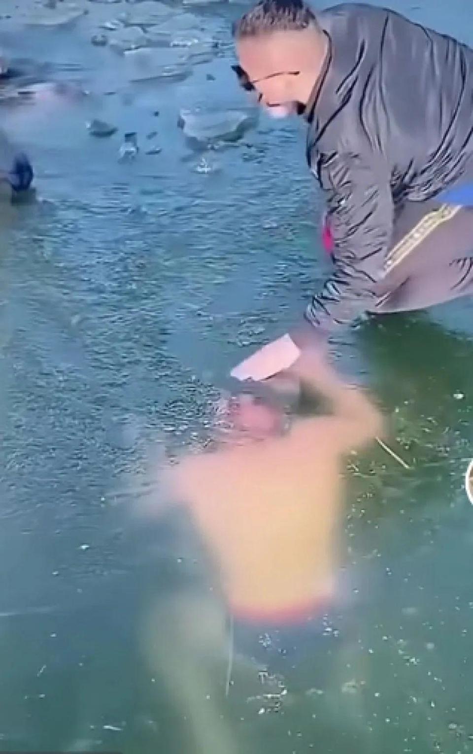 冬泳爱好者被困冰层下，救援人员奋力营救却无力回天！生命为何如此脆弱？  第2张