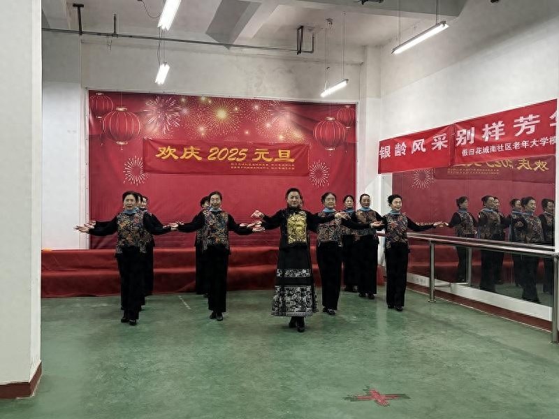 谁说美丽时髦是年轻人的专利？这支平均年龄65岁的模特队告诉你答案