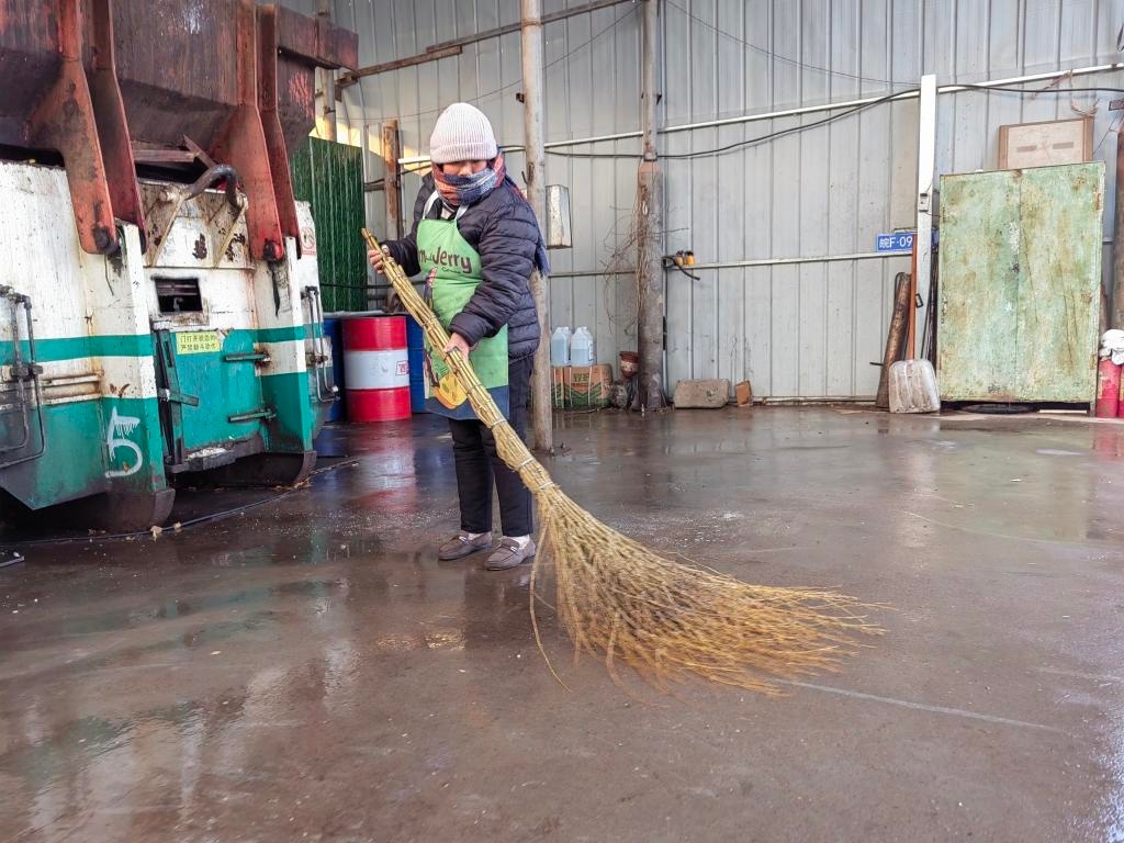 23万现金失而复得！环卫工人翻4吨垃圾背后的感人故事，你感动了吗？  第2张