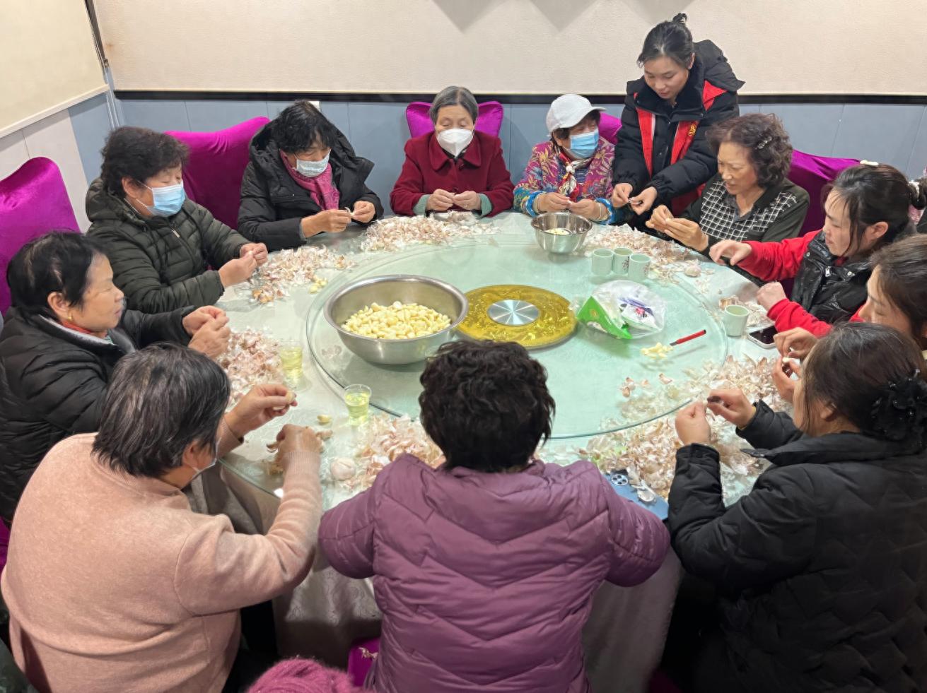 腊八节还能这样过？社区居民齐聚一堂，亲手制作腊八蒜，年味满满