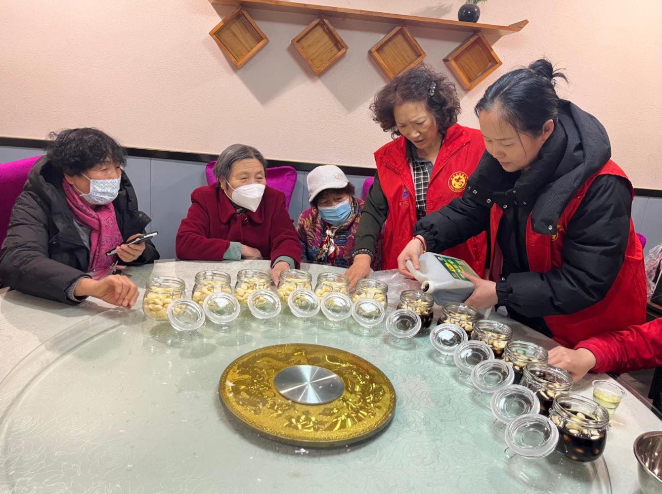 腊八节还能这样过？社区居民齐聚一堂，亲手制作腊八蒜，年味满满  第2张