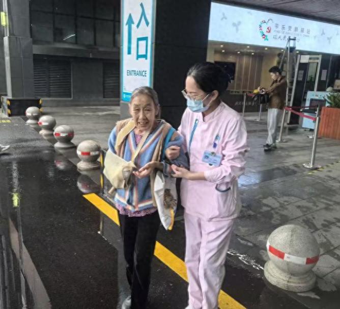 坪山区医院率先推出全程陪诊服务，65岁以上老人就医不再难