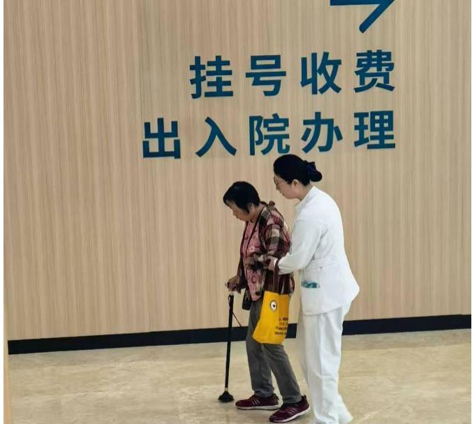 坪山区医院率先推出全程陪诊服务，65岁以上老人就医不再难  第2张