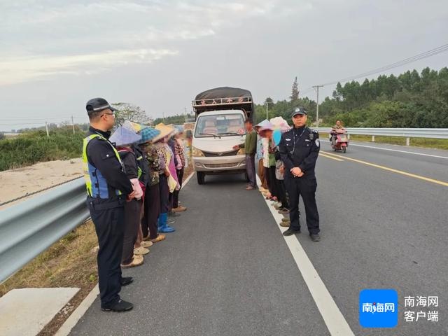惊！核载5人货车竟塞20人，无证驾驶还敢上路？昌江交警严查  第2张