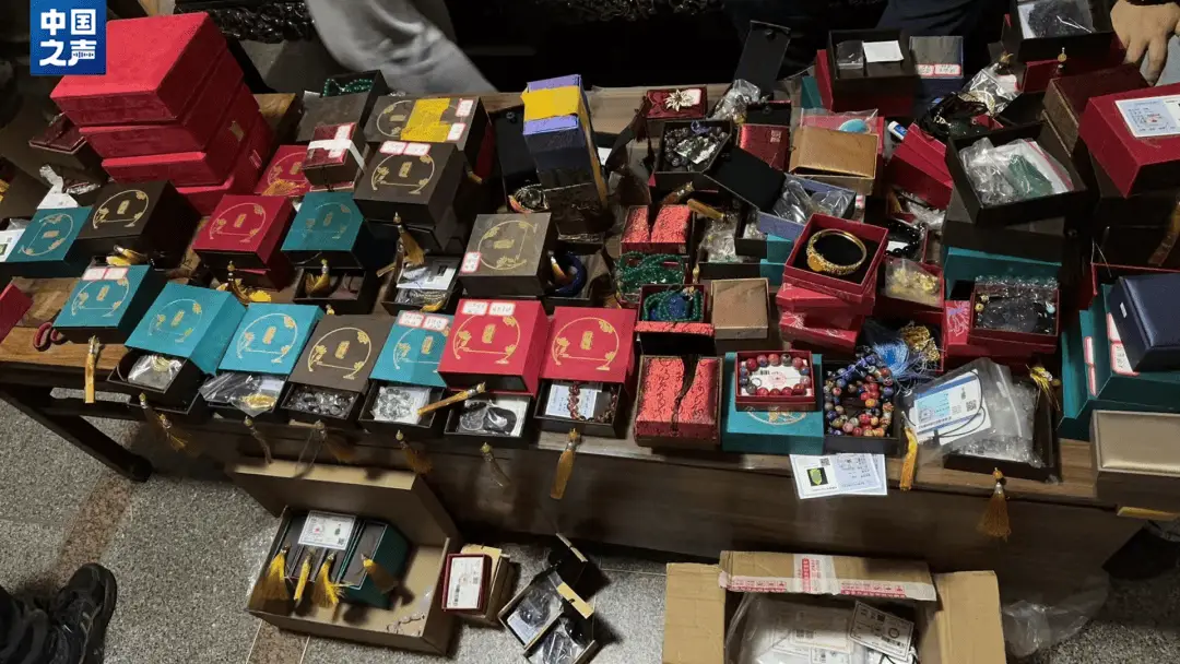 直播间假古董骗局曝光！老年人为何沉迷其中，花费数万元？