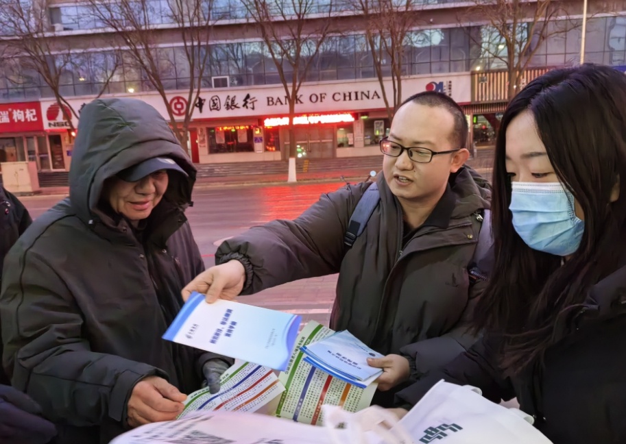 宁夏市民排队抢购蛇年邮票，中邮保险如何助力金融安全？  第2张
