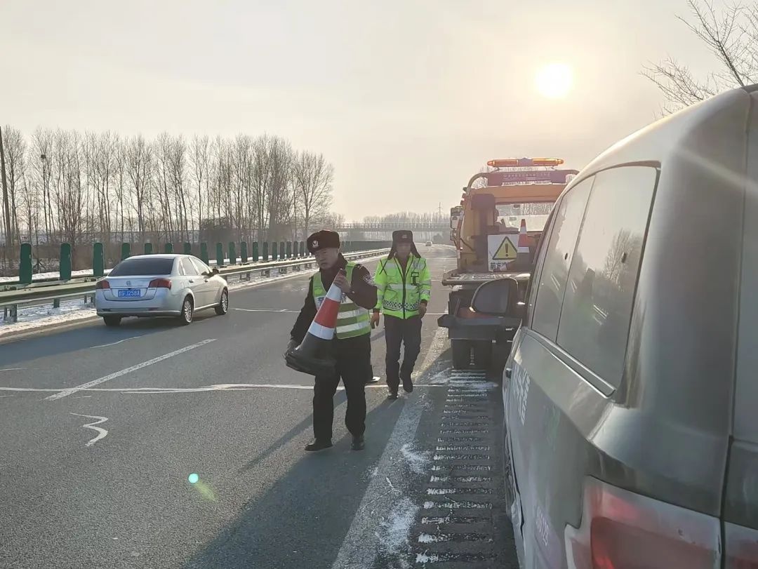 吉林高速轿车故障停应急车道，民警如何应对？  第2张