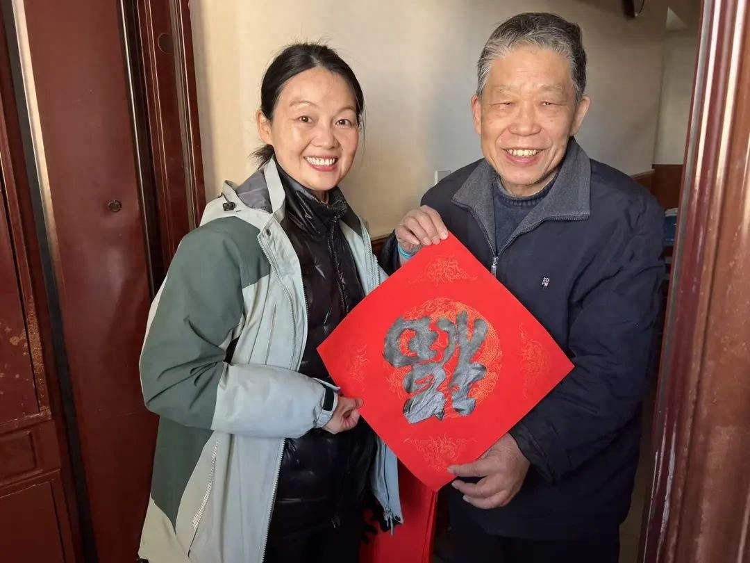 徐汇区新苑一二居民区新年换新貌!楼道堆物整治+慰老服务如何做到的?  第1张