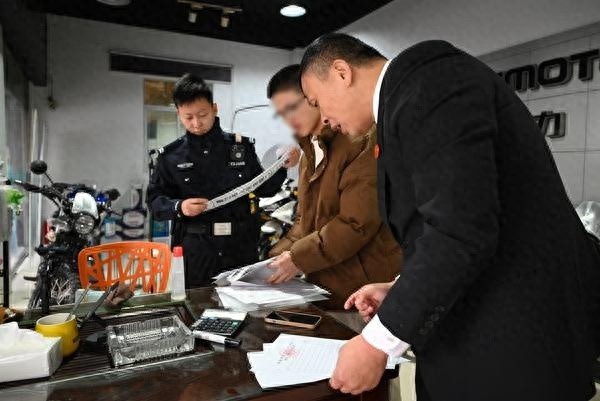 工资等了两年终于到手，法官做了啥？太感动!  第1张
