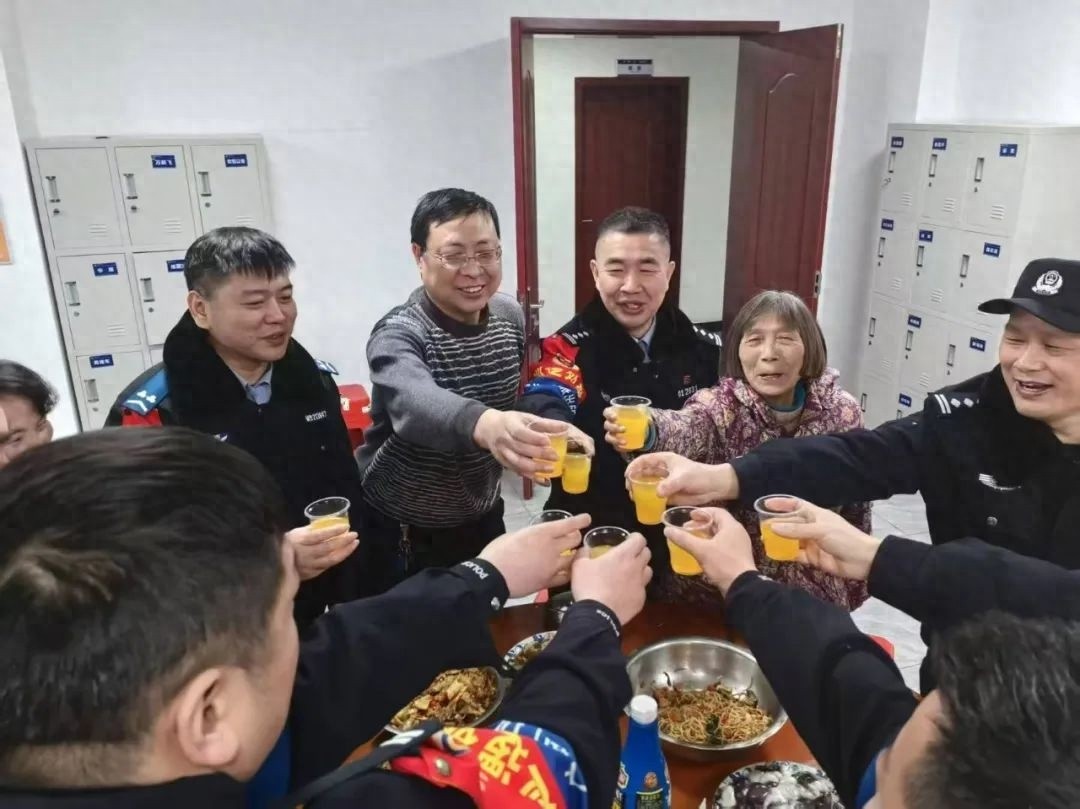 惊! 八旬蒋奶奶除夕夜与‘老儿子’在派出所同庆新年，背后故事是?