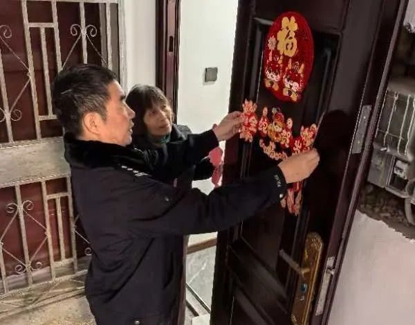 惊! 八旬蒋奶奶除夕夜与‘老儿子’在派出所同庆新年，背后故事是?  第2张