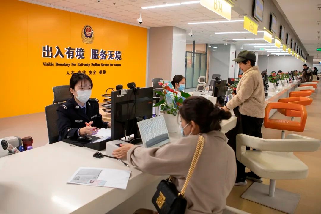 成都高新公安办证中心春节后首日超忙 你知道吗？  第2张