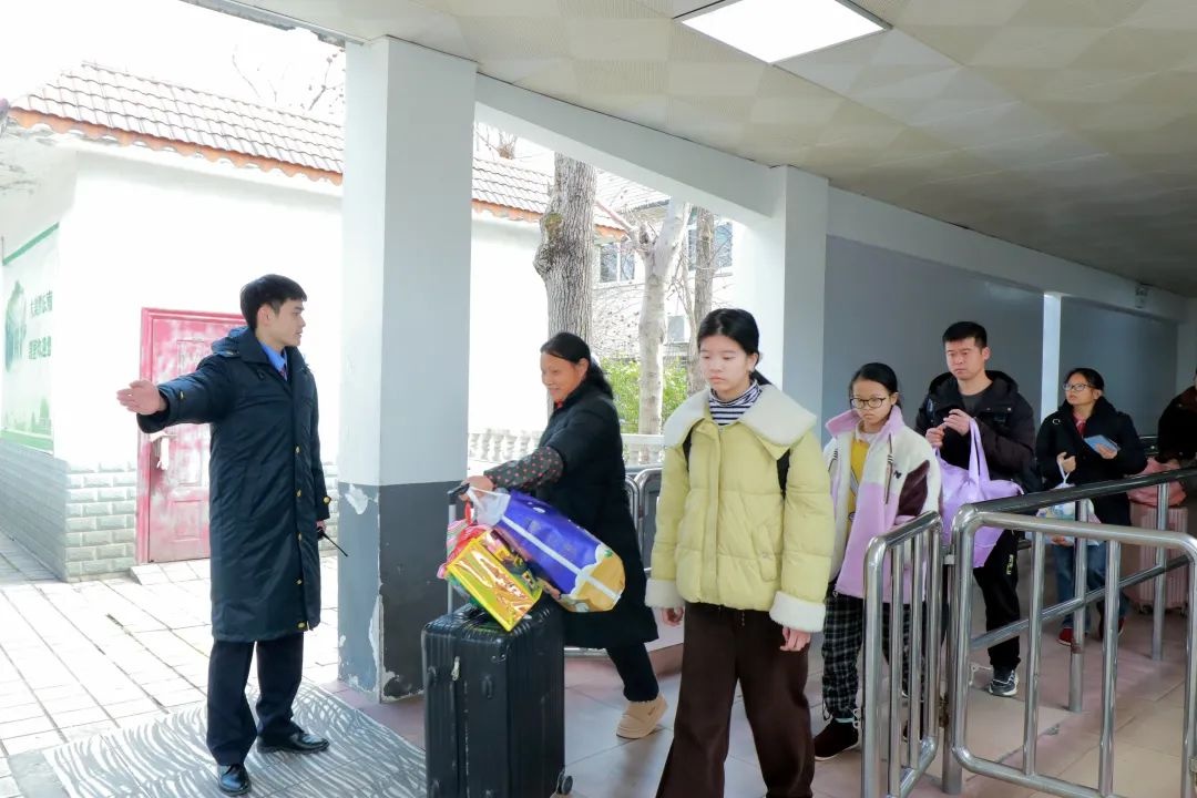 春节返程高峰！凯里火车站如何在客流交织下高效运转？  第3张