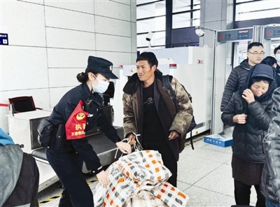 春节返程客流渐增，铁路民警如何应对新挑战？!  第2张